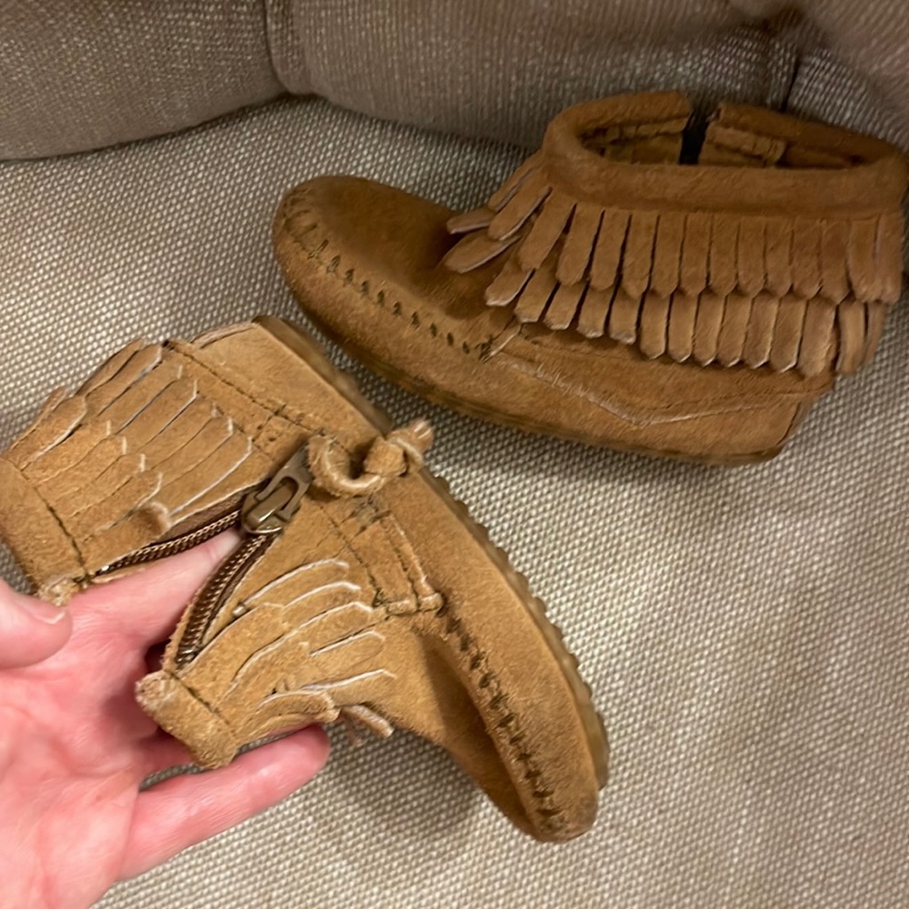 Minnetonka Moccasin high top w Fringe size 5